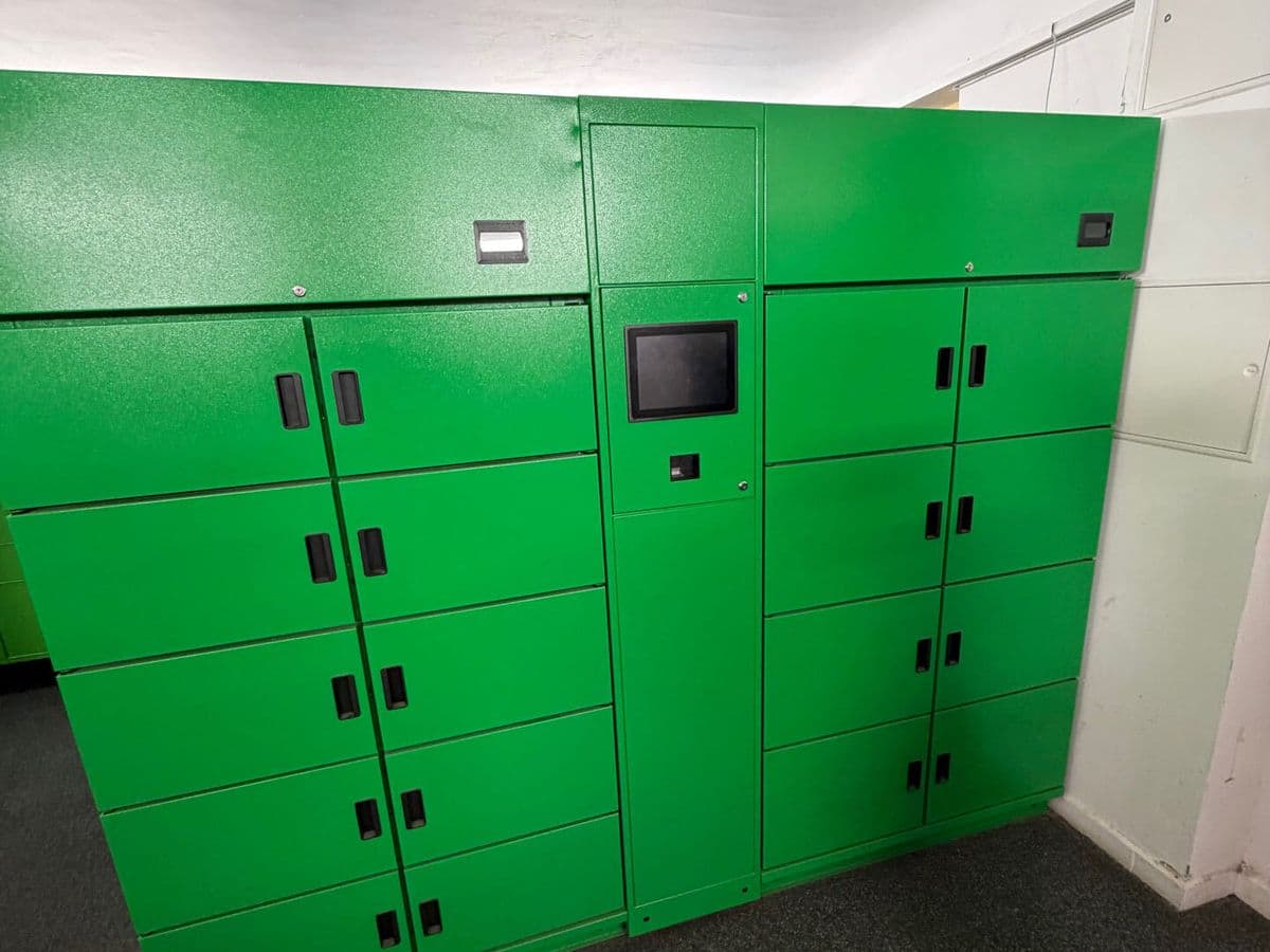 A zöld tojásautomata zárható rekeszekkel, középen érintőképernyővel